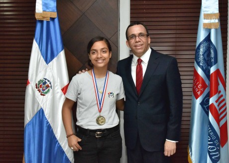 imagen Ministro Andr&eacute;s Navarro de pie junto a estudiante galardonada en Olimp&iacute;adas de Matem&aacute;tica&nbsp; 