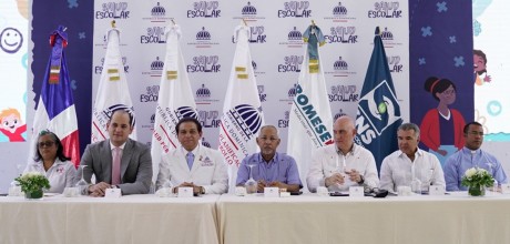  imagen Ministro de&nbsp;Educaci&oacute;n junto a Minisitro de Salud P&uacute;blica&nbsp;sentados en mesa junto a entidades&nbsp;dem&aacute;s 